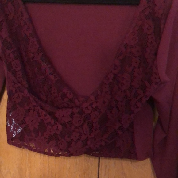 American Eagle Outfitter Women's Burgundy  Top - Picture 5 of 5